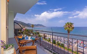 Laigueglia Beach - Happy Rentals